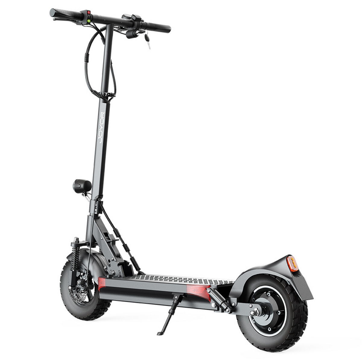 Ein elektrischer Roller, schwarz und grau, mit einem Ständer, auf weißem Hintergrund.