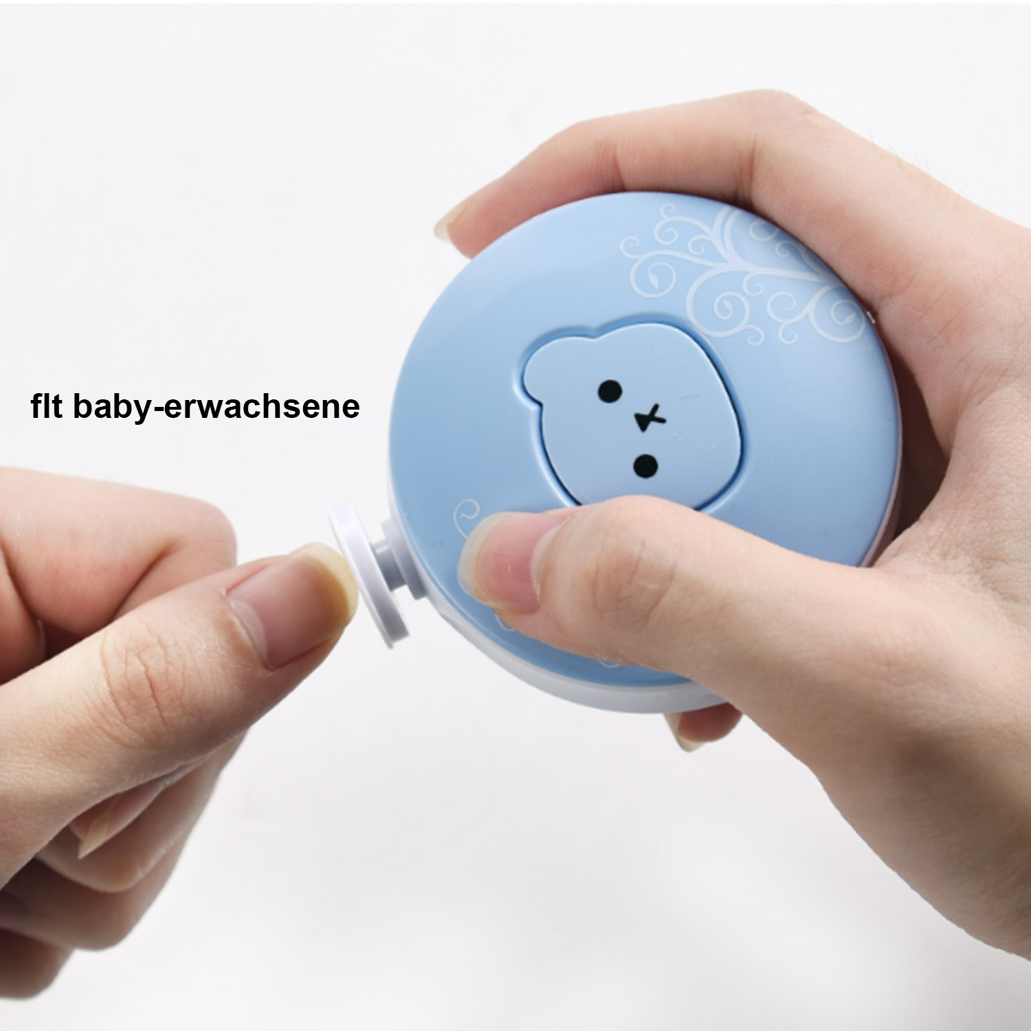 Hände halten einen blauen Babynageltrimmer. Aufschrift: 'flt baby-erwachsene'.