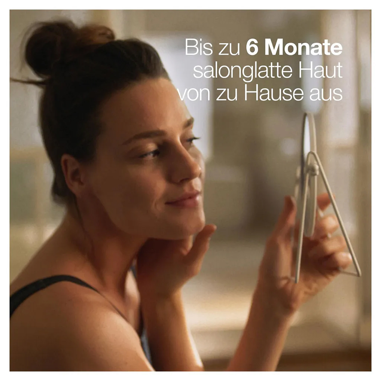 Frau schaut in den Spiegel und berührt ihr Gesicht. Text: Bis zu 6 Monate salon-glatte Haut von zu Hause aus.