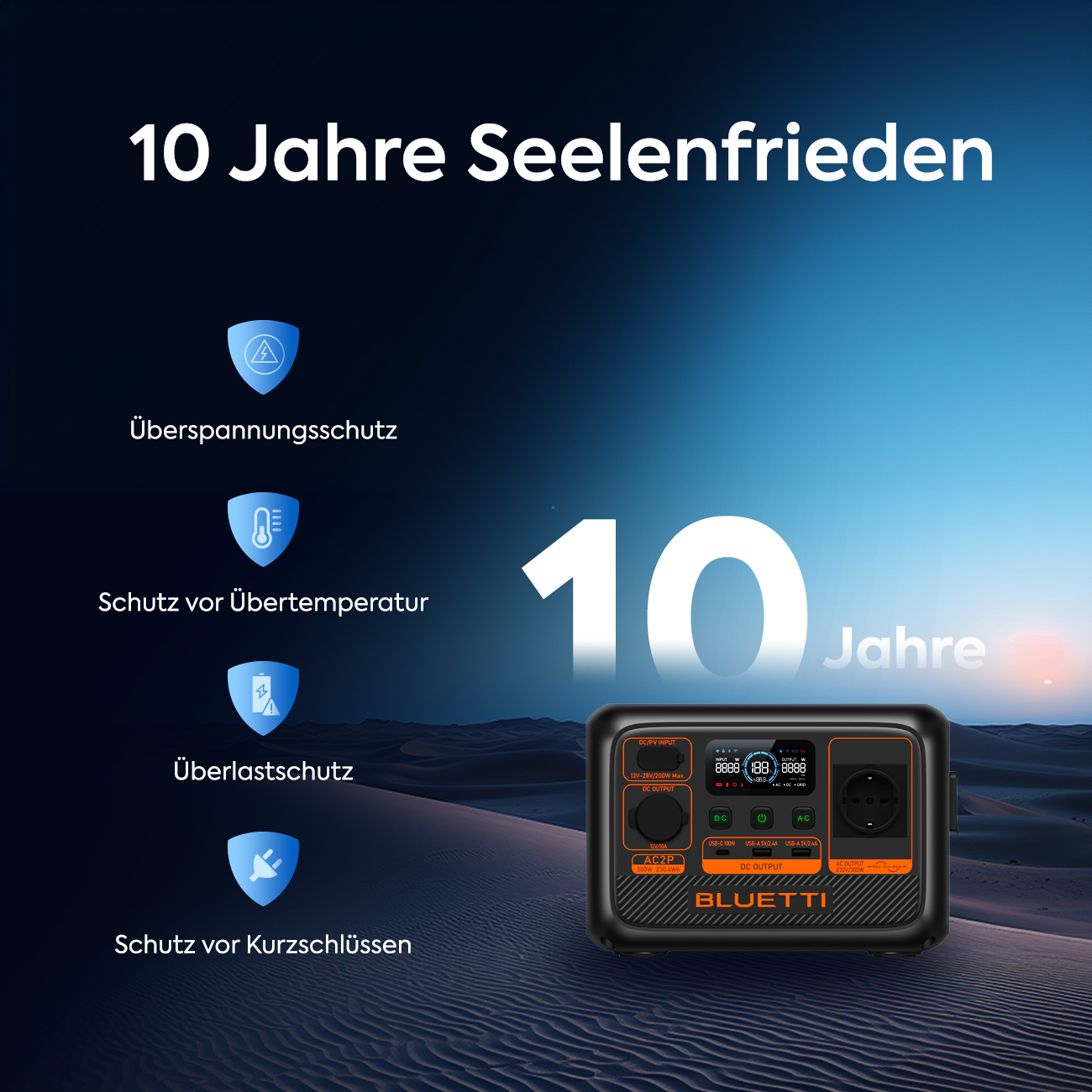 Eine Powerstation mit Bildschirm und Knöpfen, sowie Symbolen. Es hat Text auf Deutsch. Im Hintergrund ist eine Wüste.