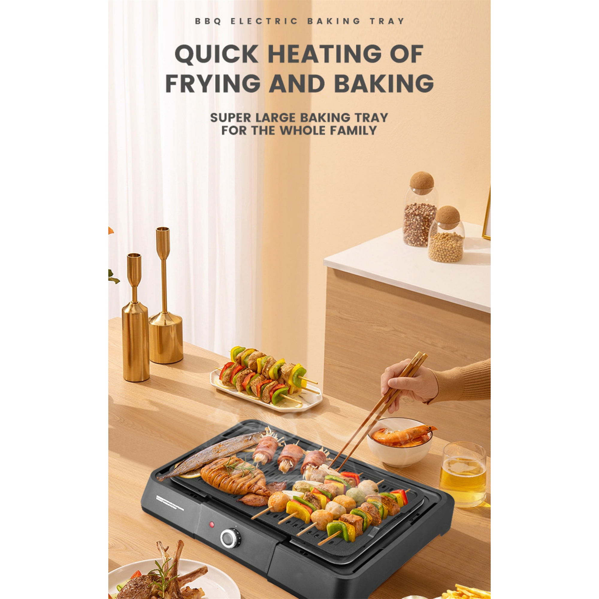 Ein schwarzer elektrischer Grill mit Essen steht auf einem Holztisch. Zwei goldene Kerzenhalter stehen im Hintergrund.