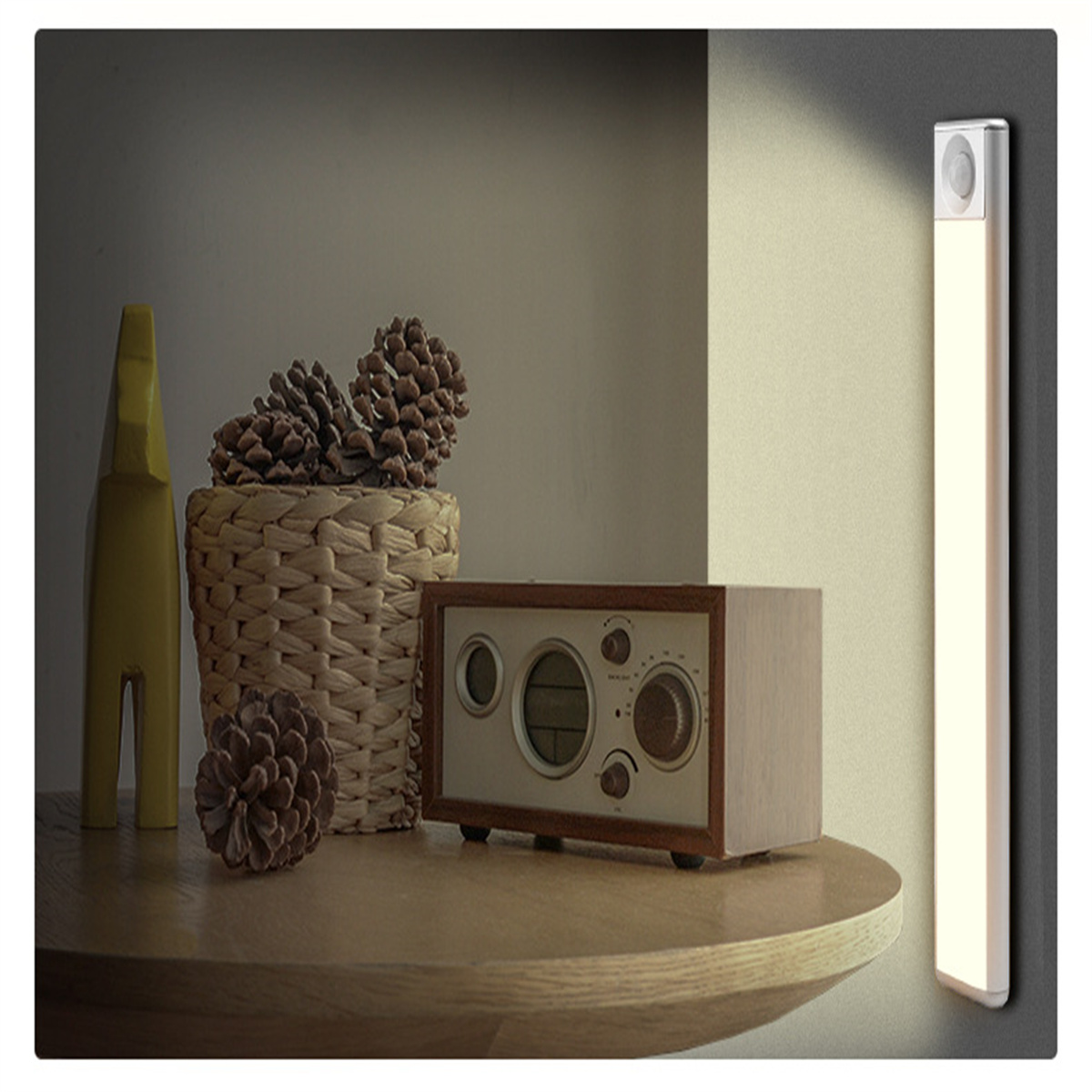 Ein Tisch mit Lampe, Tannenzapfen und Radio.