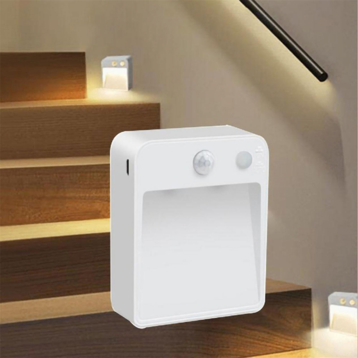 Weißes Nachtlicht auf Holztreppe. Sensor und Knöpfe sichtbar. Ein weiteres Licht unten.