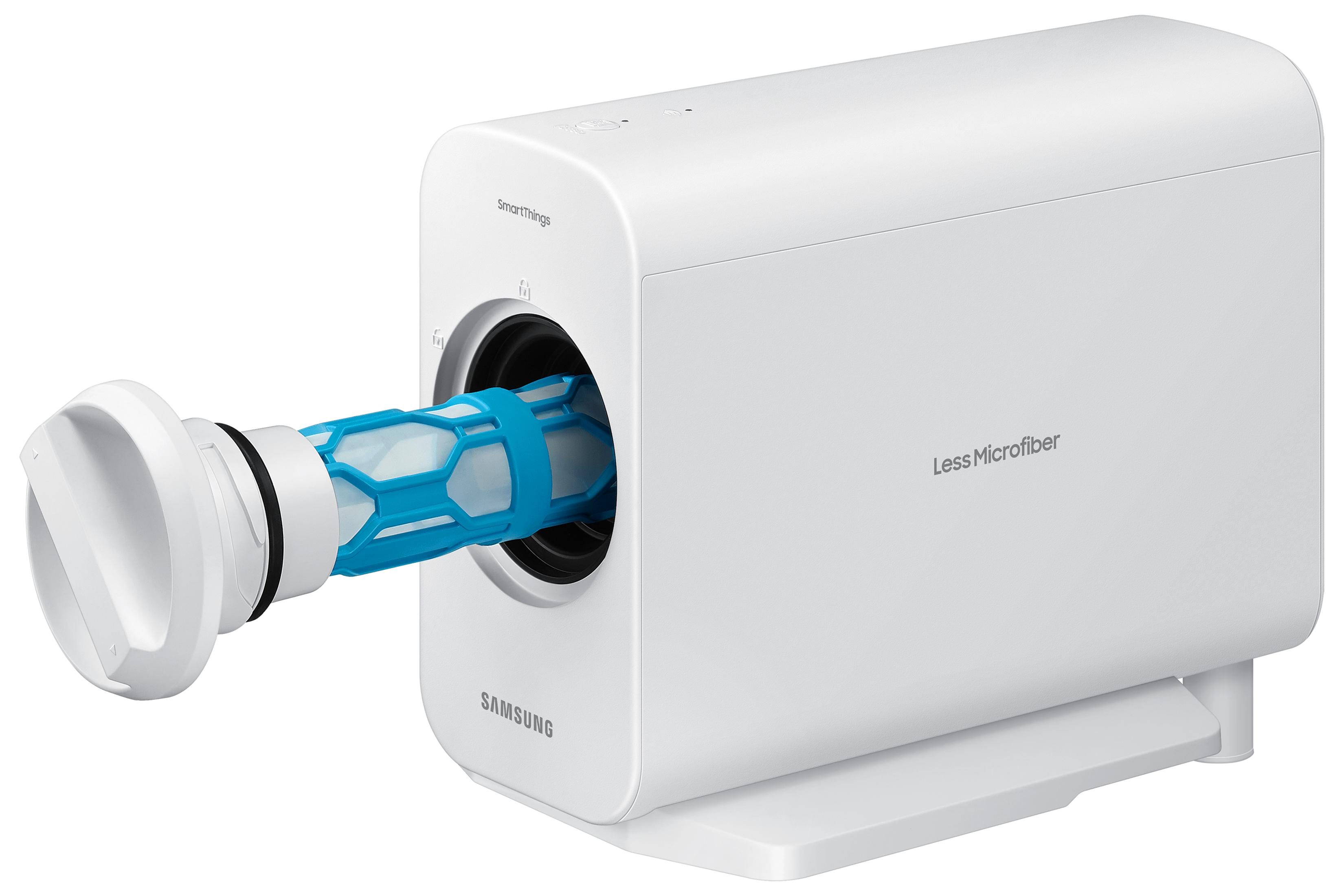 Dispositivo Samsung blanco con un filtro azul en el interior, conectado a una manguera, y el texto 'Less Microfiber'.