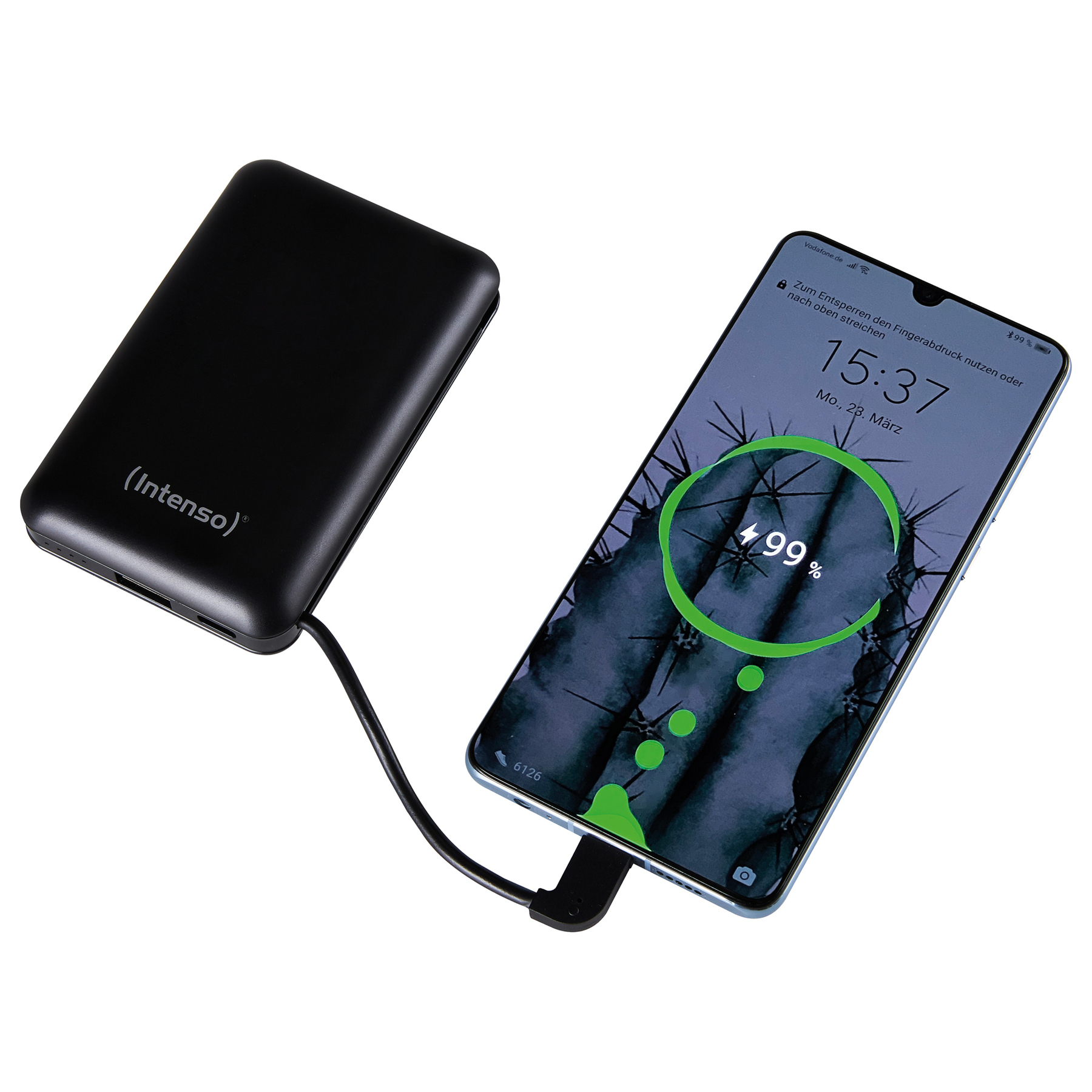 Un banco de energía negro carga un teléfono. El teléfono muestra un fondo de pantalla de cactus y un 99% de batería. Intenso está impreso.