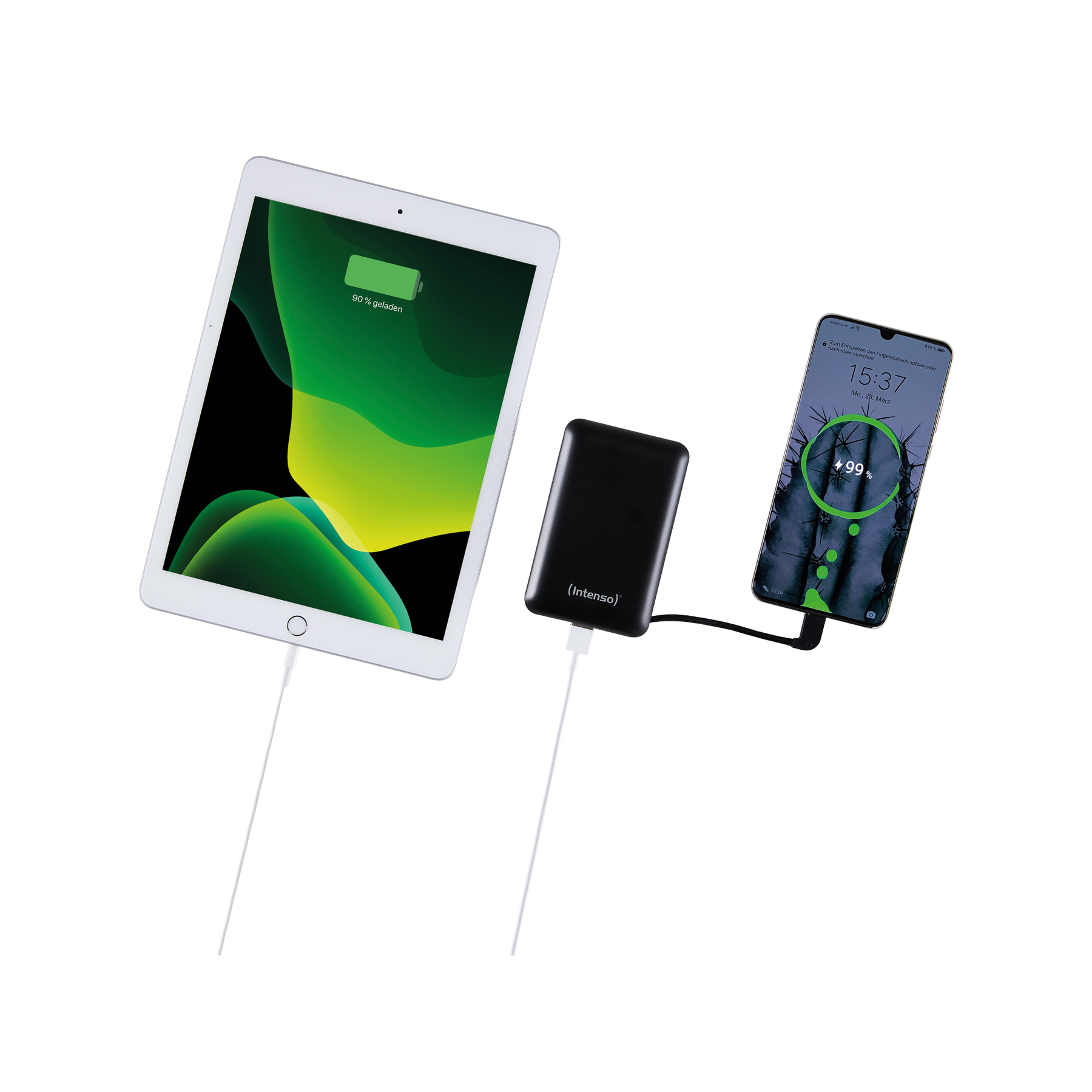 Una tableta y un teléfono cargándose desde un banco de energía negro.
