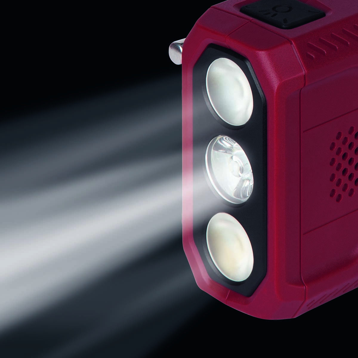 Rote Taschenlampe mit drei Lichtern. Lichtstrahlen erstrecken sich nach links.