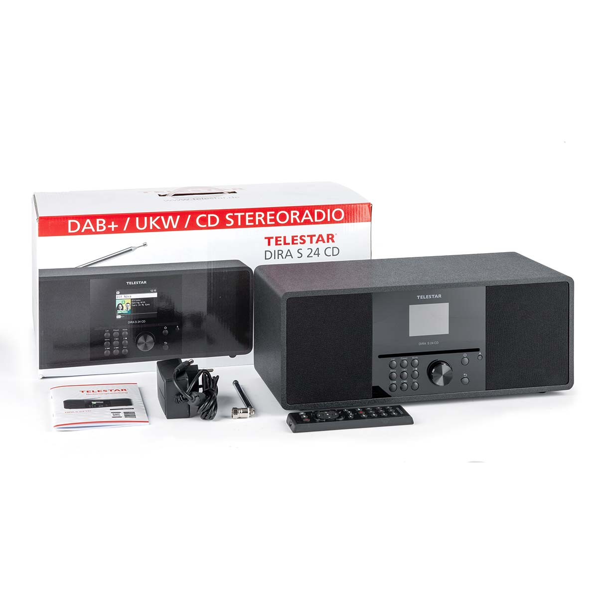 Czarno-srebrne radio stereo z pudełkiem, pilotem i innymi akcesoriami. Ma ekran.