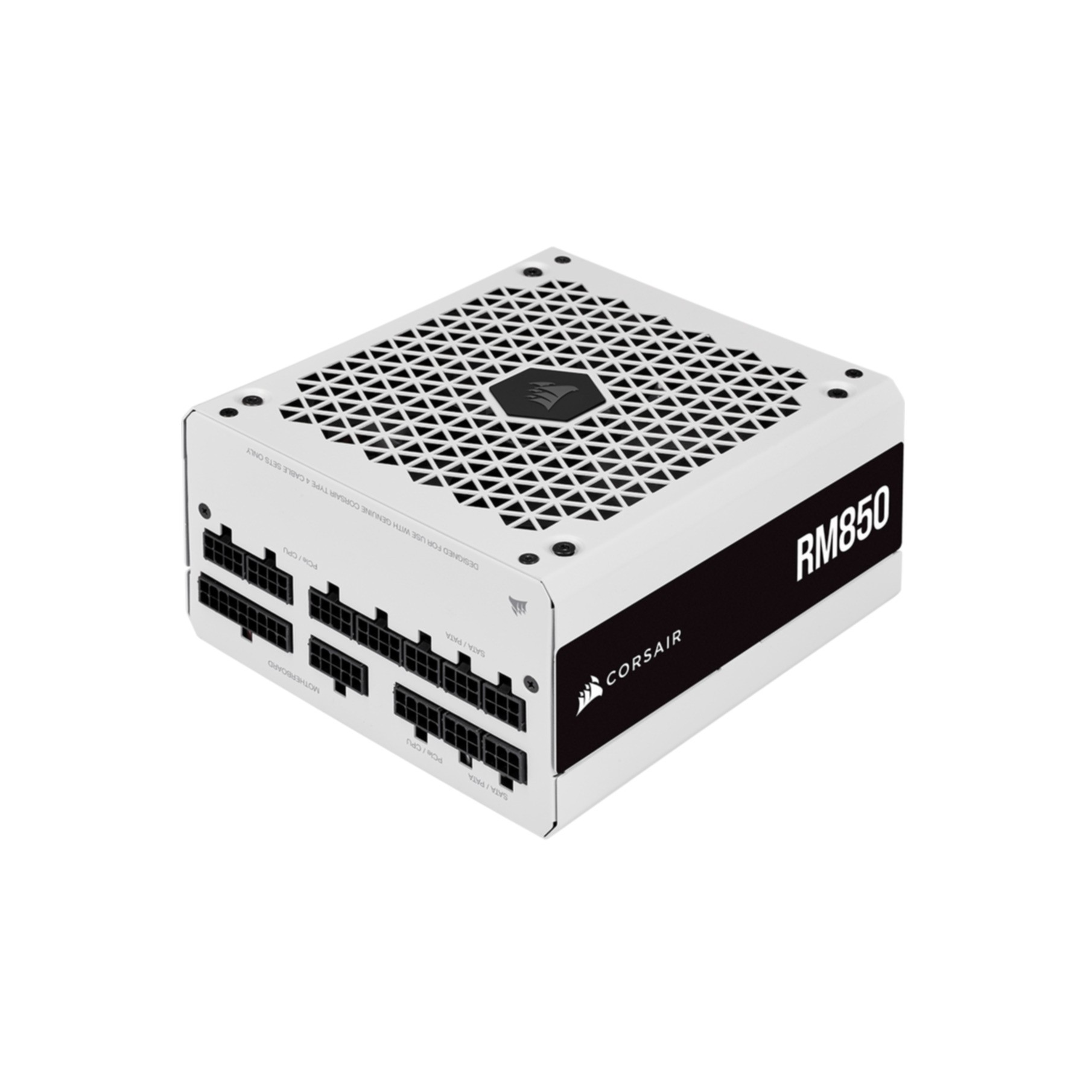 Fuente de alimentación blanca Corsair RM850, etiqueta negra con texto blanco. Malla negra en la parte superior. Múltiples conectores.