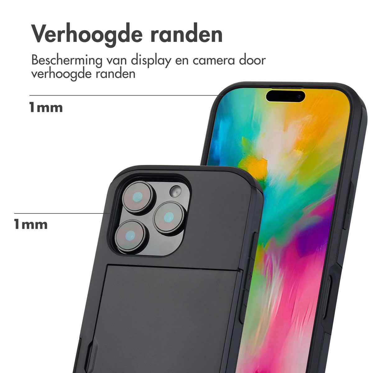 Zwarte telefoonhoes met een telefoon erin. De telefoon heeft drie camera's en een zwart frame.