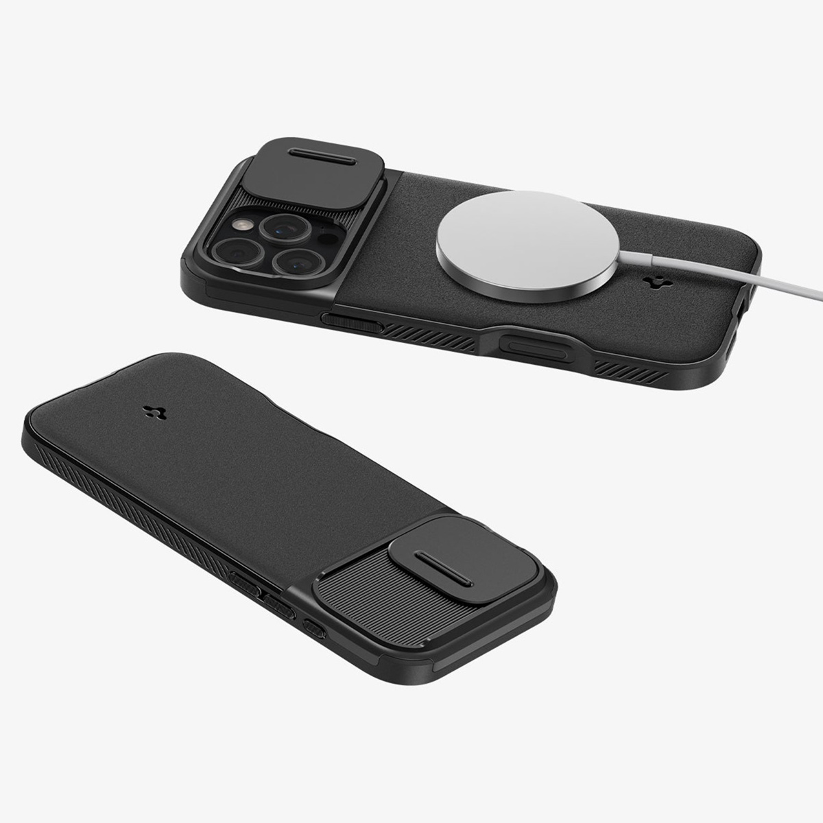 Zwarte telefoonhoes met een oplaadpad en een telefoon met een cameralensafdekking.
