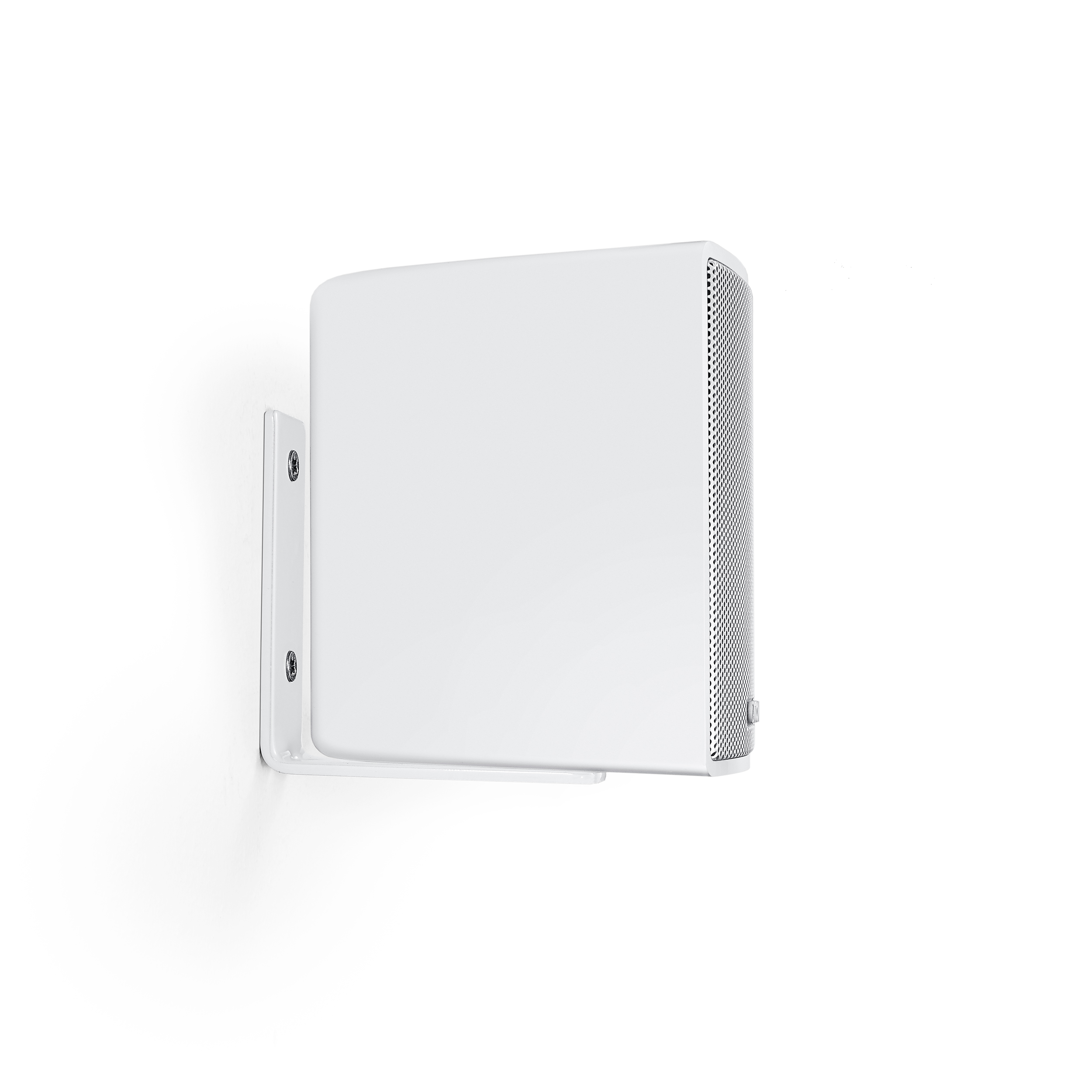 Ein weißer, an der Wand montierter Lautsprecher mit quadratischer Form und silbernem Gitter.
