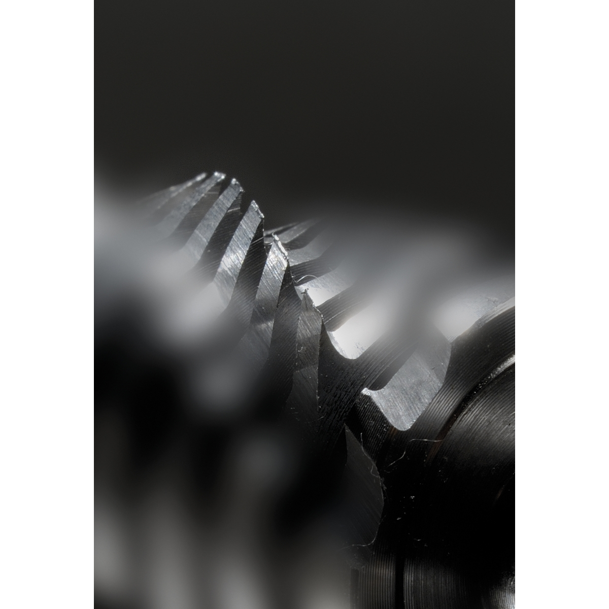 Primo piano di ingranaggi, che mostra i denti ad incastro in dettaglio, in monocromia.