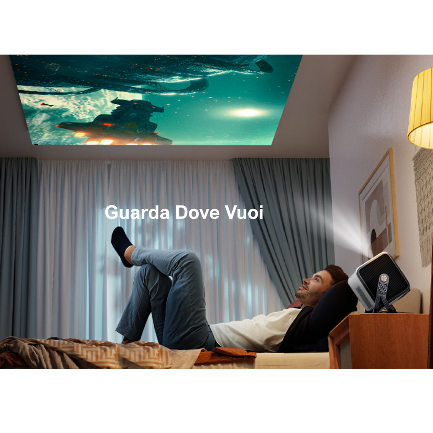 Un uomo sdraiato su un letto che guarda un'immagine proiettata sul soffitto.