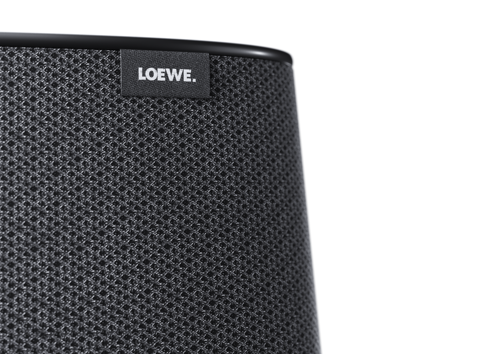 Un primer plano de un altavoz negro con la palabra 'LOEWE.' en él.