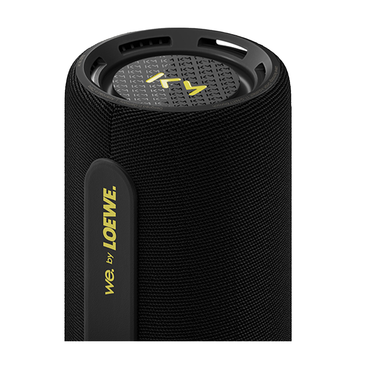 Czarny głośnik Loewe, cylindryczny, z żółtym tekstem i czarnym wzorem tkaniny.