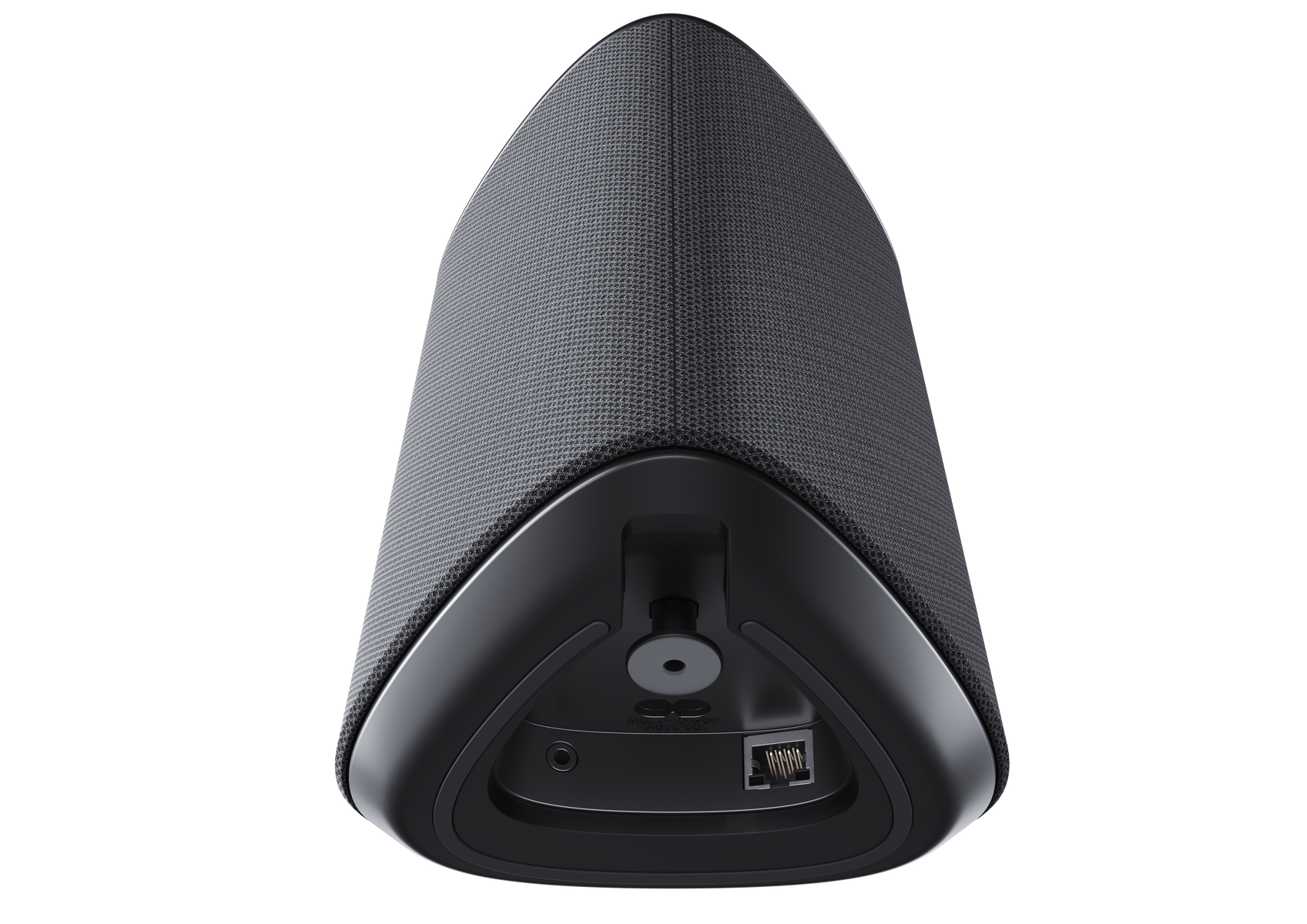 Altavoz triangular negro con cubierta de malla. La parte inferior tiene una abertura para puertos. Fondo negro.