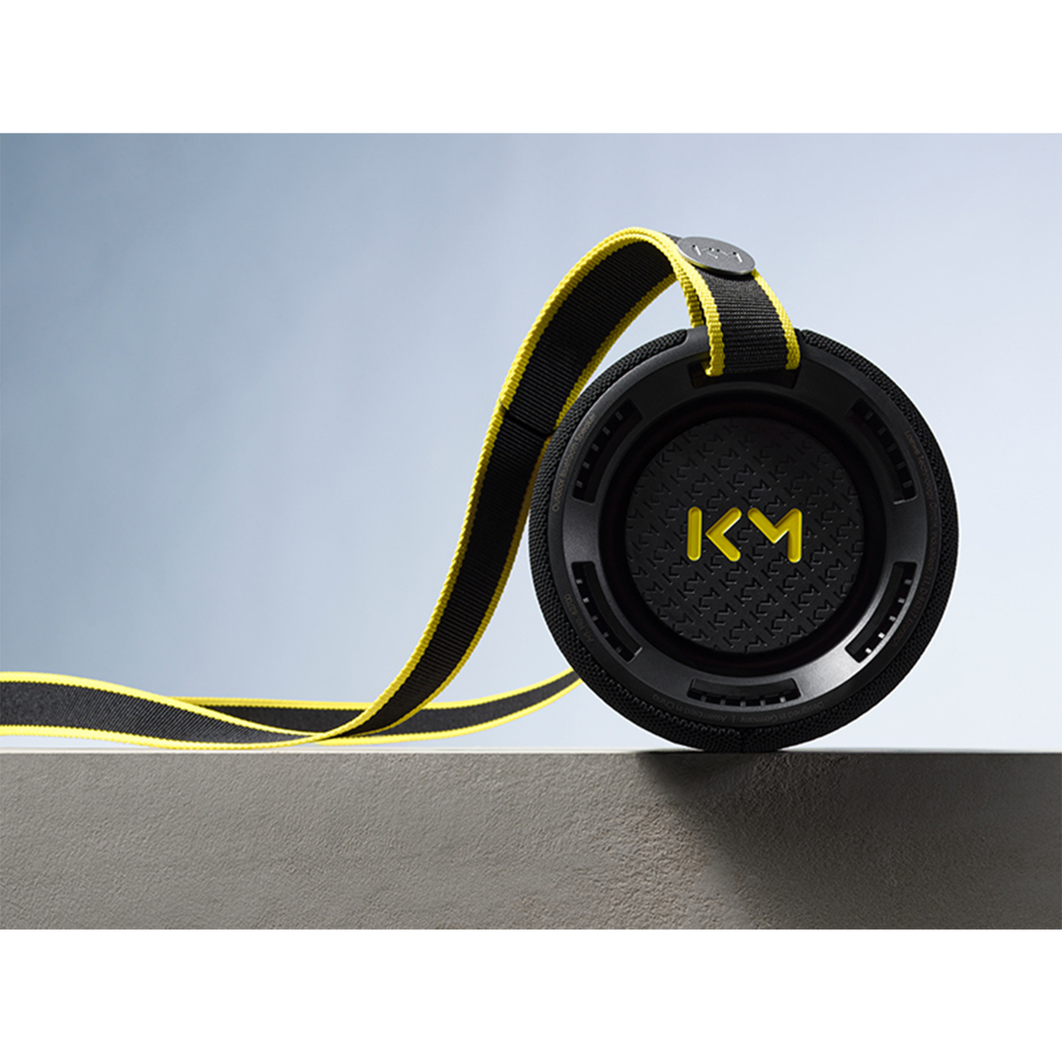 Czarny i żółty głośnik z żółtym paskiem. Nazwa marki to 'KM'.