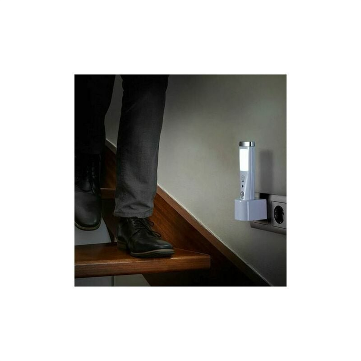 Bewegungssensorlicht auf einer Treppe. Die Füße einer Person sind beim Treppensteigen zu sehen.