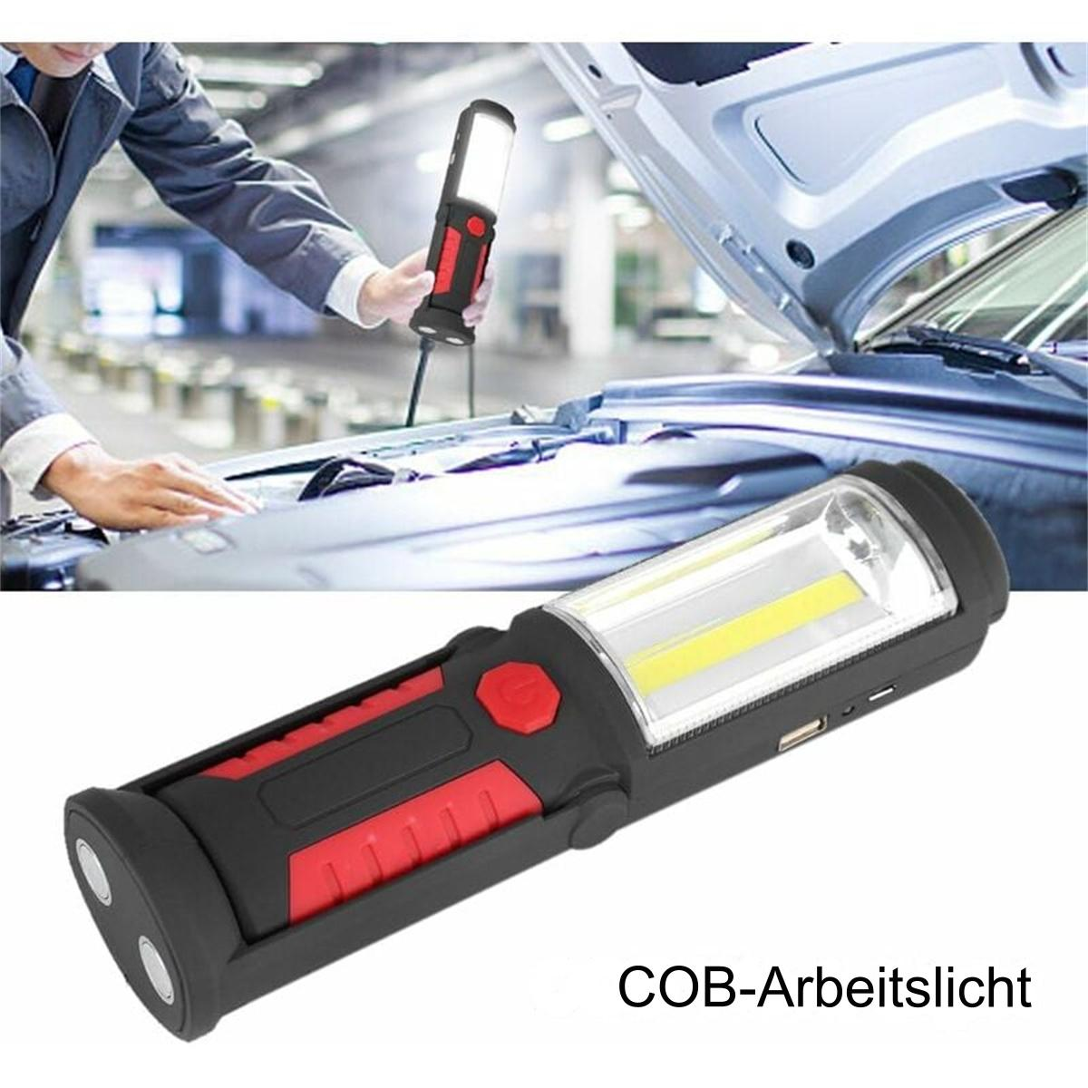 Eine schwarz-rote Arbeitsleuchte wird in der Nähe einer geöffneten Motorhaube gehalten. Sie hat ein helles LED-Panel und USB-Anschluss.