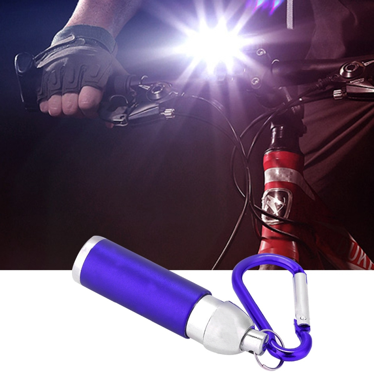 Eine blaue Taschenlampe neben einem Fahrrad, mit hellem Lichtstrahl der Taschenlampe.