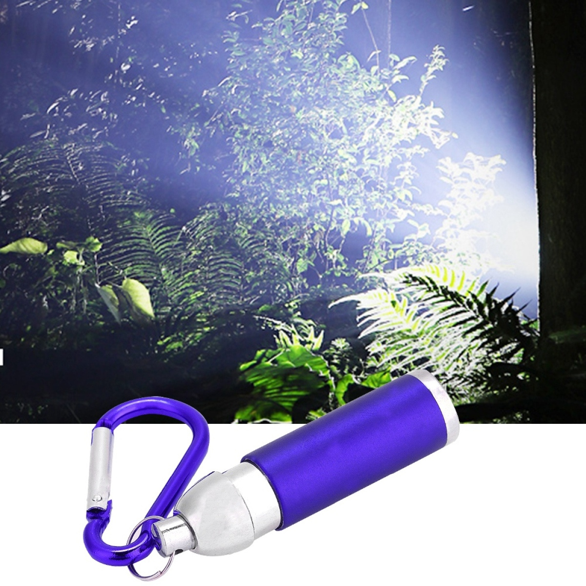 Eine blaue Taschenlampe mit silberner Spitze und einem blauen Karabiner. Ein helles Licht scheint.
