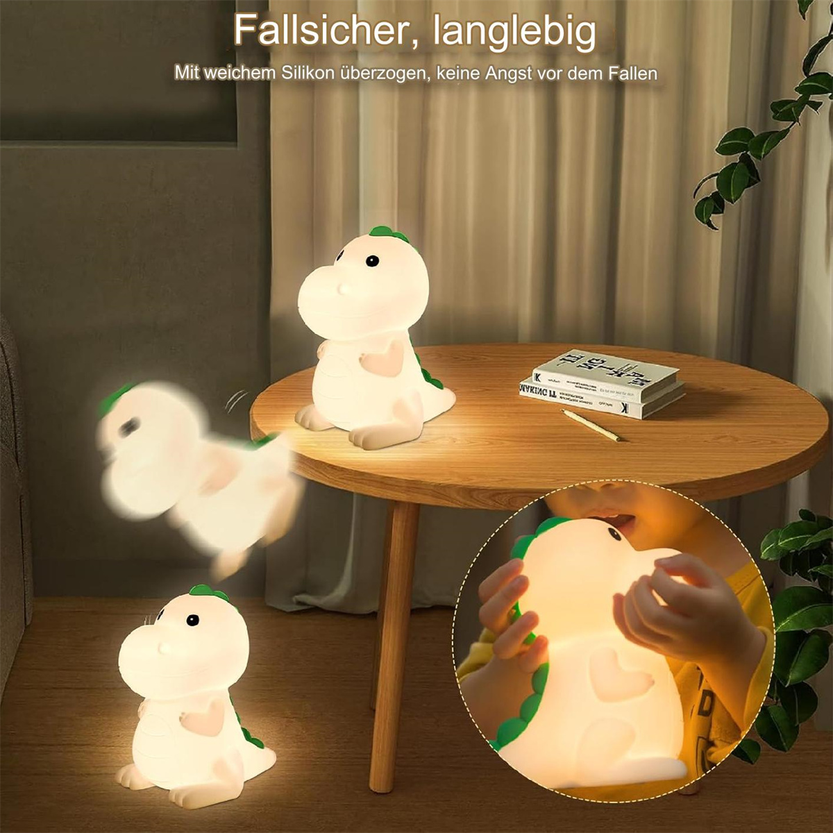Dinosaurierförmiges Nachtlicht auf dem Tisch. Eines fällt, eines steht auf dem Tisch, und ein Kind berührt eines.