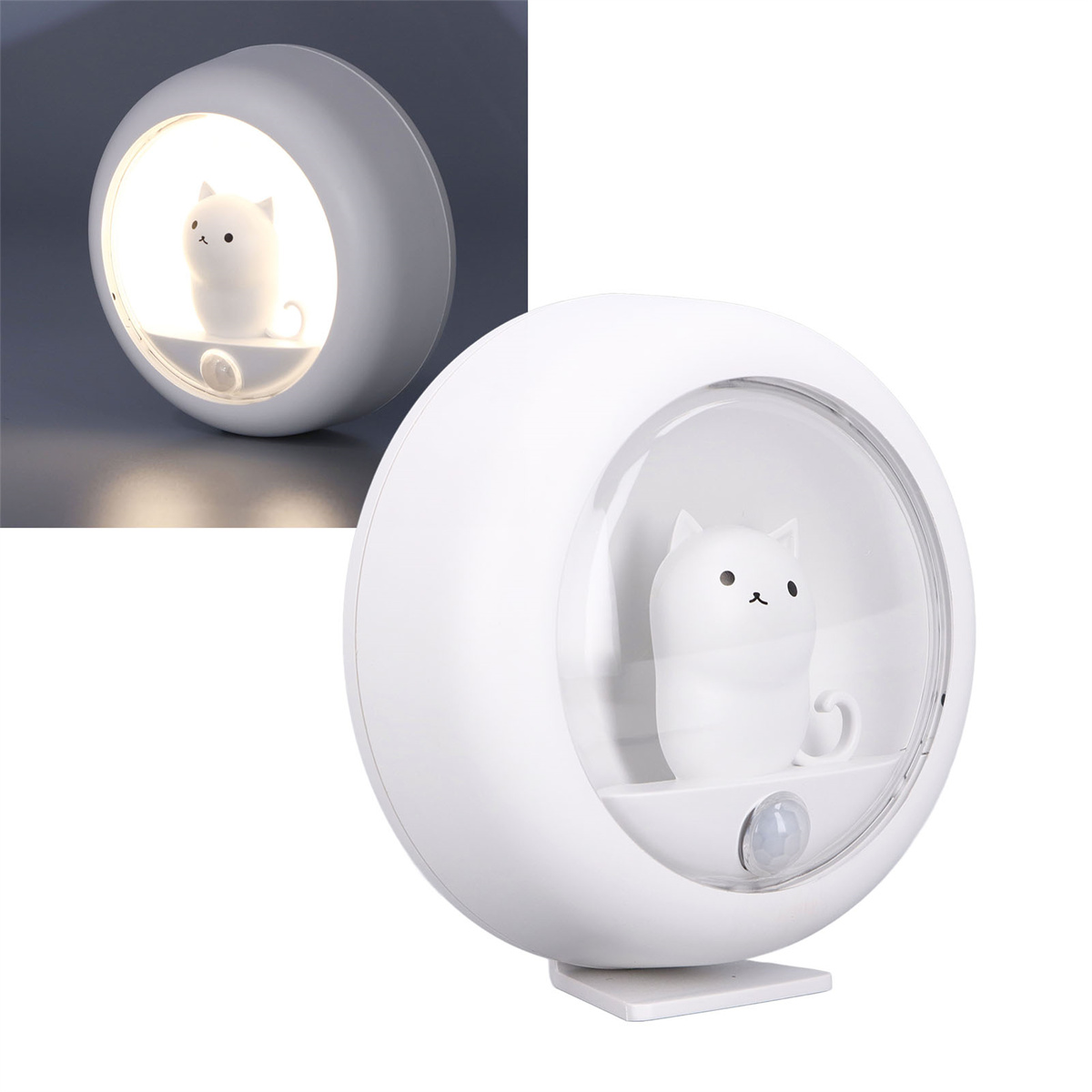 Ein weißes katzenförmiges Nachtlicht im Mond-Design. Es steht auf einem weißen Sockel. Zweites Bild zeigt Licht an.