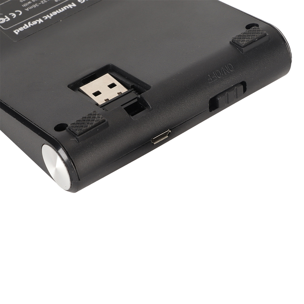 Ein schwarzer Ziffernblock mit Ein/Aus-Schalter, USB-Anschluss und Gummifüßen.