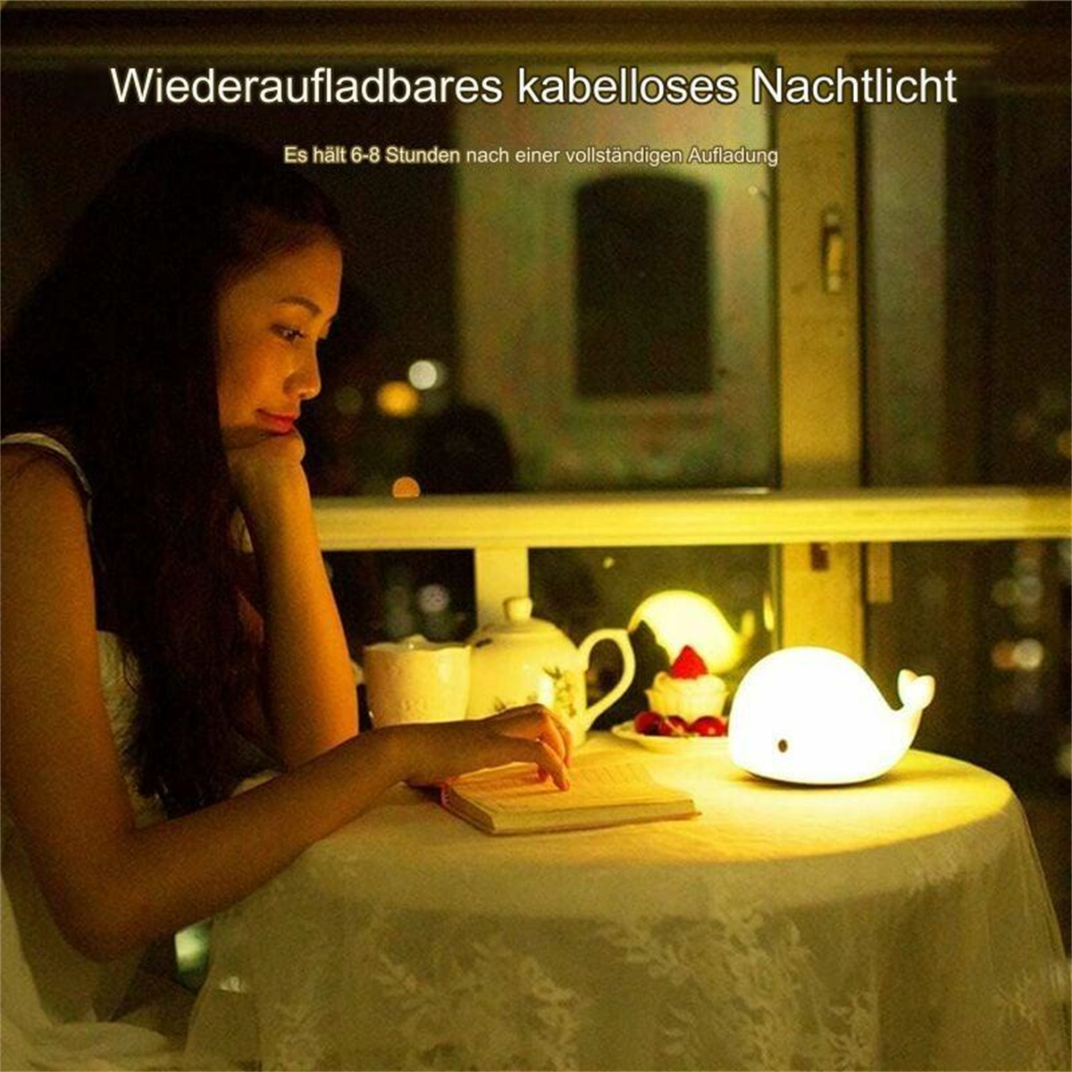 Eine Frau sitzt an einem Tisch mit einem walförmigen Nachtlicht. Der Hintergrund ist gedämpft.