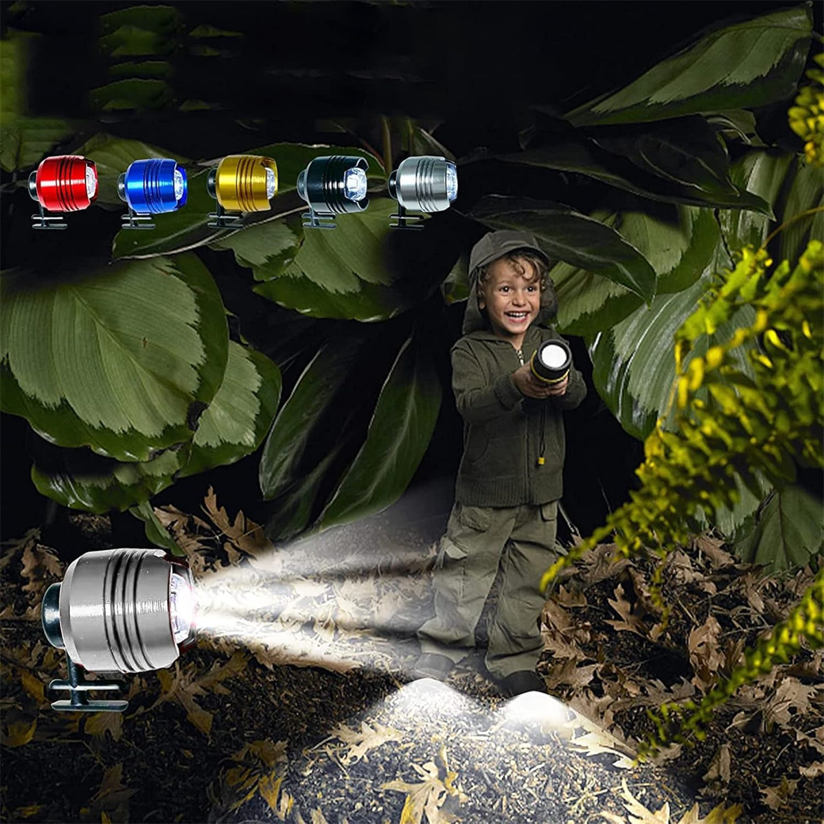 Ein Junge hält eine Taschenlampe im Dunkeln, umgeben von Lichtern.