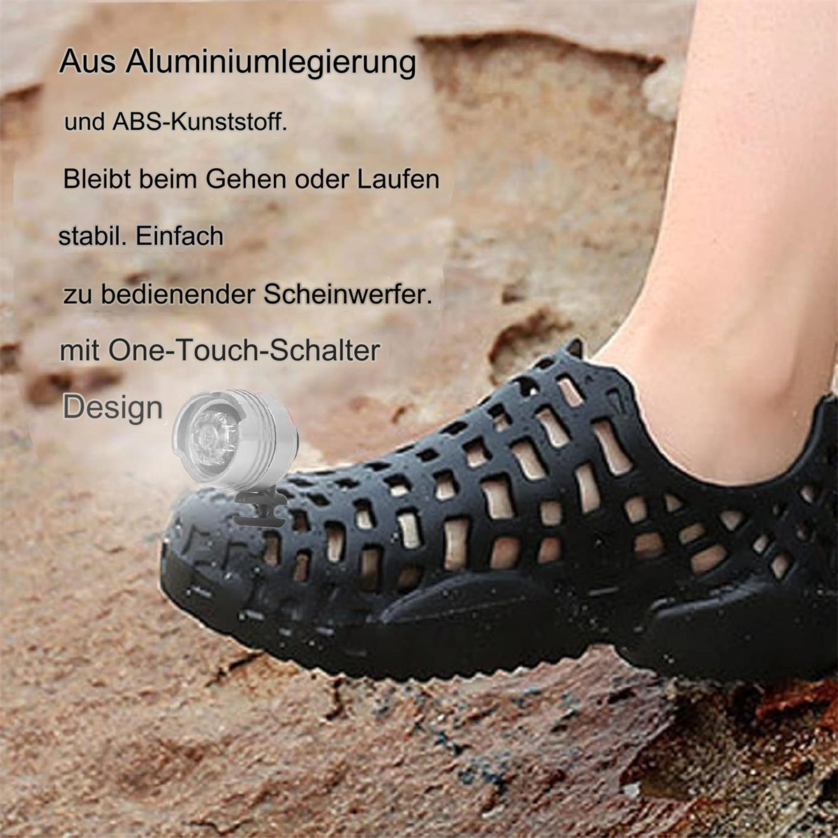 Schwarze Sandale mit Löchern. Ein Licht scheint in den Schuh.
