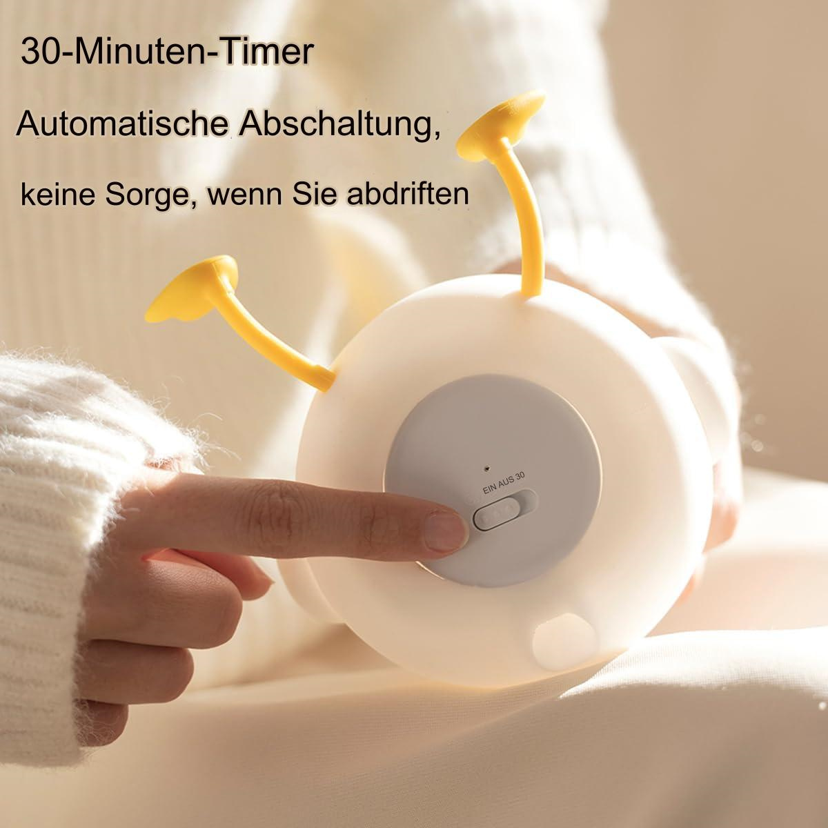Ein weißer, runder Timer mit gelben Vorsprüngen. Eine Hand interagiert mit dem Ein/Aus-Schalter.