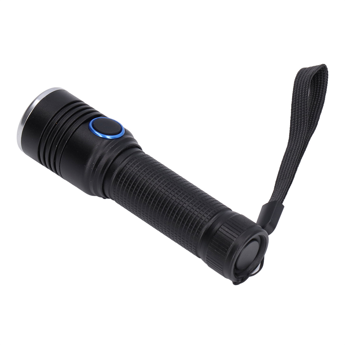 Schwarze Taschenlampe mit blauem Knopf und Handschlaufe. Schräge Aufnahme, isoliert auf weißem Hintergrund.