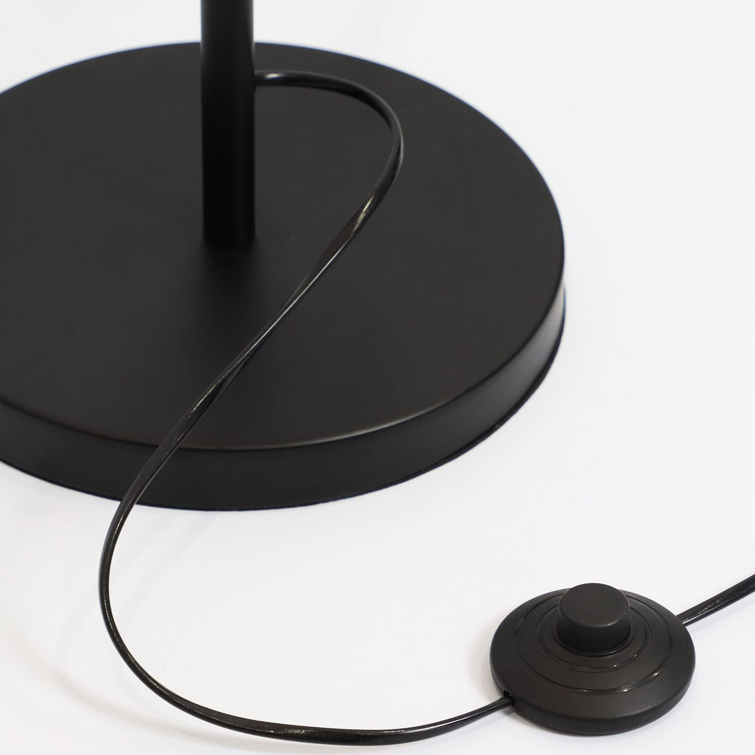 Czarna podstawa lampy, trzon i włącznik nożny. Kabel jest podłączony do włącznika nożnego.