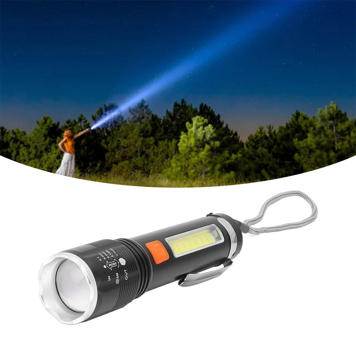 Schwarze Taschenlampe, die einen starken Strahl in den Nachthimmel richtet, mit einer Frau, die ein Licht hält.