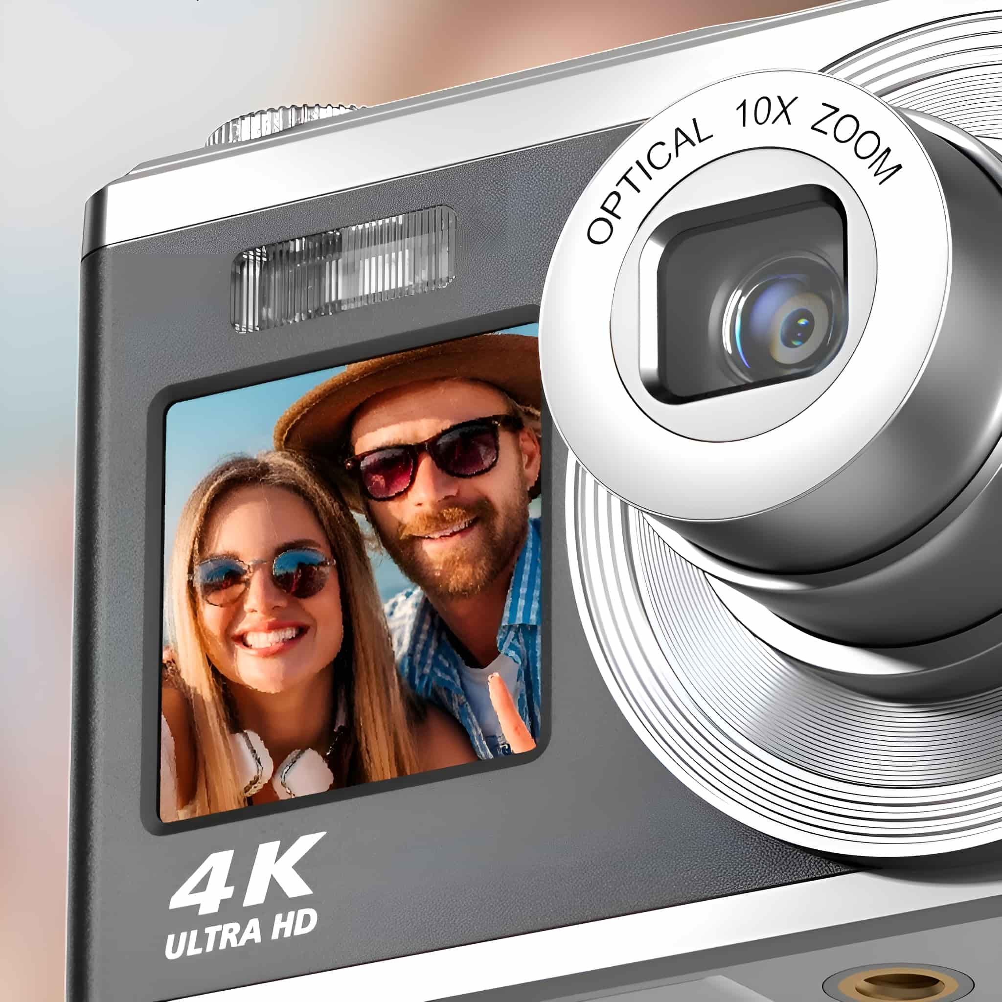 Eine Kamera zeigt ein Foto eines Mannes und einer Frau mit Sonnenbrille. Text: 4K ULTRA HD, OPTISCHER 10-FACH-ZOOM.