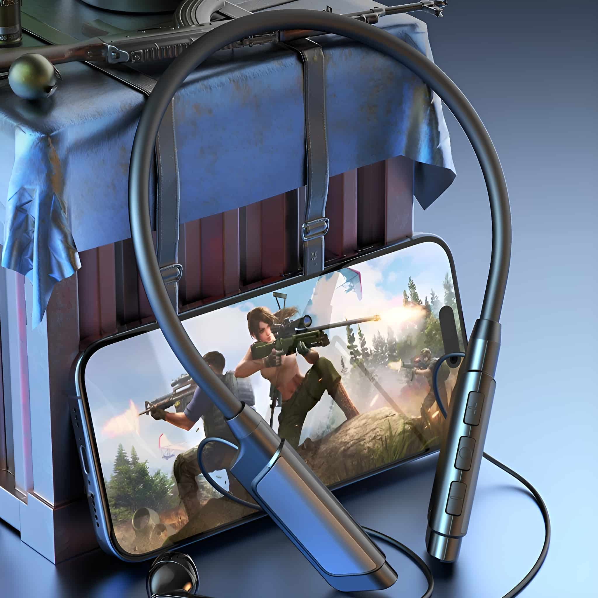 Ein Telefon, das ein Videospiel anzeigt, wird von einem Nackenband gehalten, Kopfhörer und Knöpfe sichtbar.