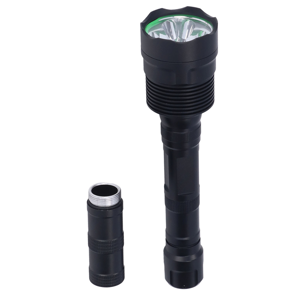 Schwarze Taschenlampe mit abnehmbarem Kopf, die Linse zeigend. Die Taschenlampe steht auf weißem Grund.