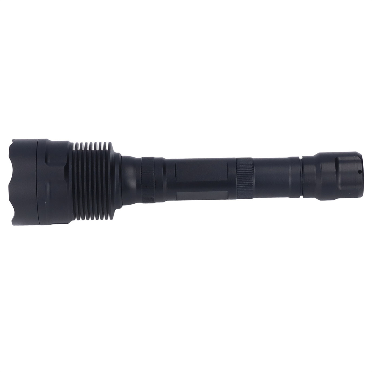 Schwarze Taschenlampe auf weißem Hintergrund. Zylindrisch, strukturierter Griff und breiter Kopf.