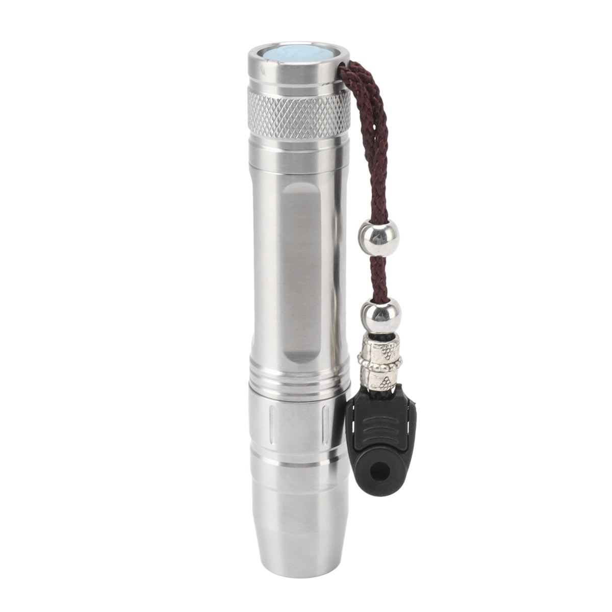 Silberne Taschenlampe mit braunem Handgelenkband. Weißer Hintergrund.