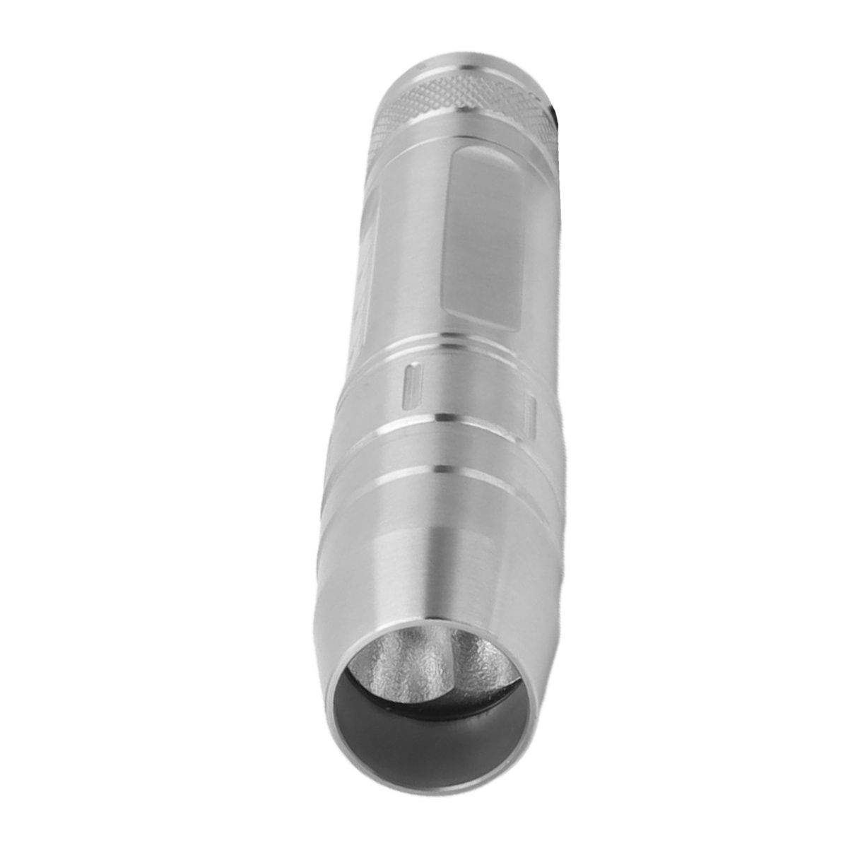 Silberne Taschenlampe. Zylindrischer Körper mit Rillen. Linse an einem Ende, strukturierter Griff am anderen.