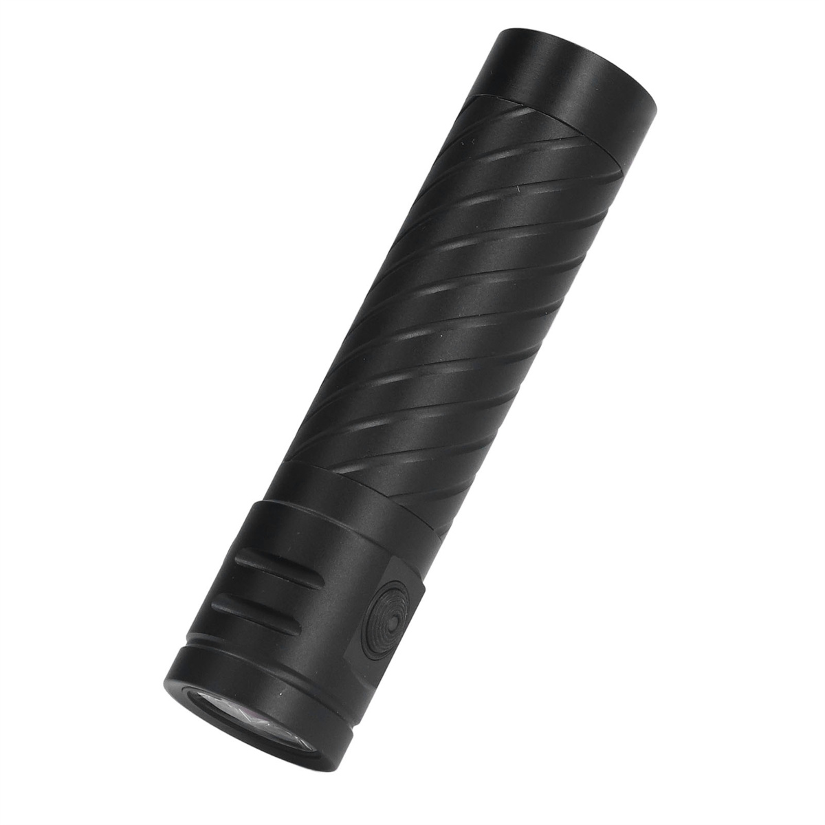 Schwarze Taschenlampe mit strukturierter Oberfläche, auf weißem Hintergrund, schräg gestellt.