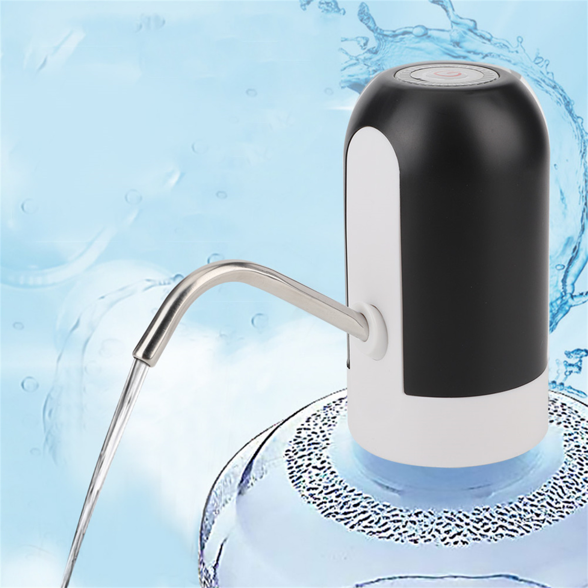 Wasserdispenser mit schwarz-weißem Gehäuse, silbernem Auslauf, spendet Wasser. Blauer Hintergrund.