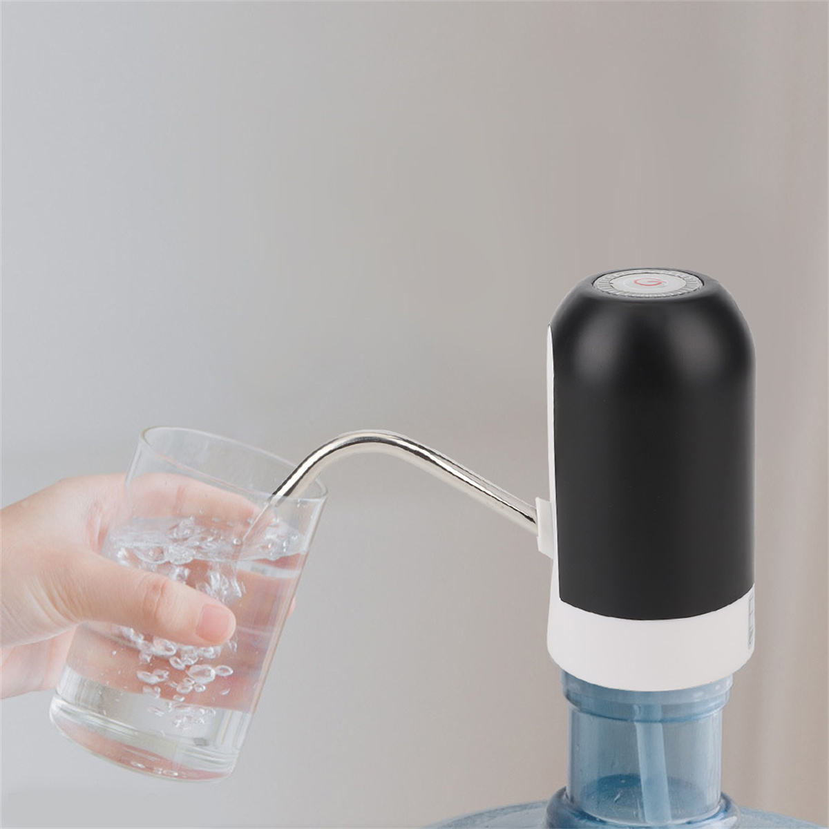 Wasserspender gießt Wasser in ein Glas. Hand hält Glas.