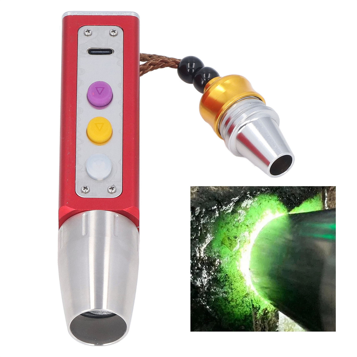 Rote und silberne Taschenlampe mit drei Knöpfen und einem Aufhängekordel. Ein Jade leuchtet. Der Boden ist silber.