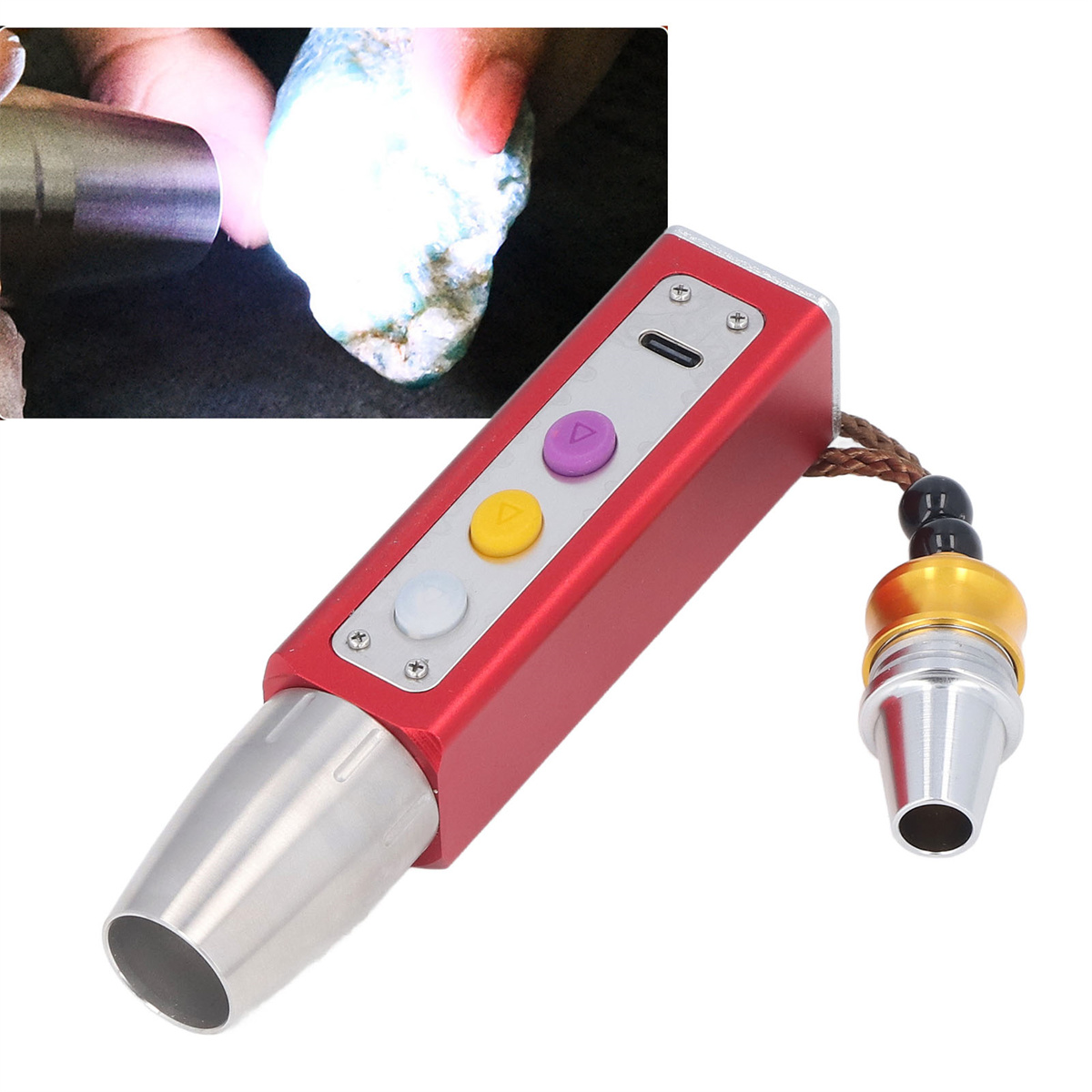 Rotes Gerät mit Knöpfen und Lichtquelle, das einen Stein beleuchtet. Ein Kabel und eine Metallspitze sind befestigt.