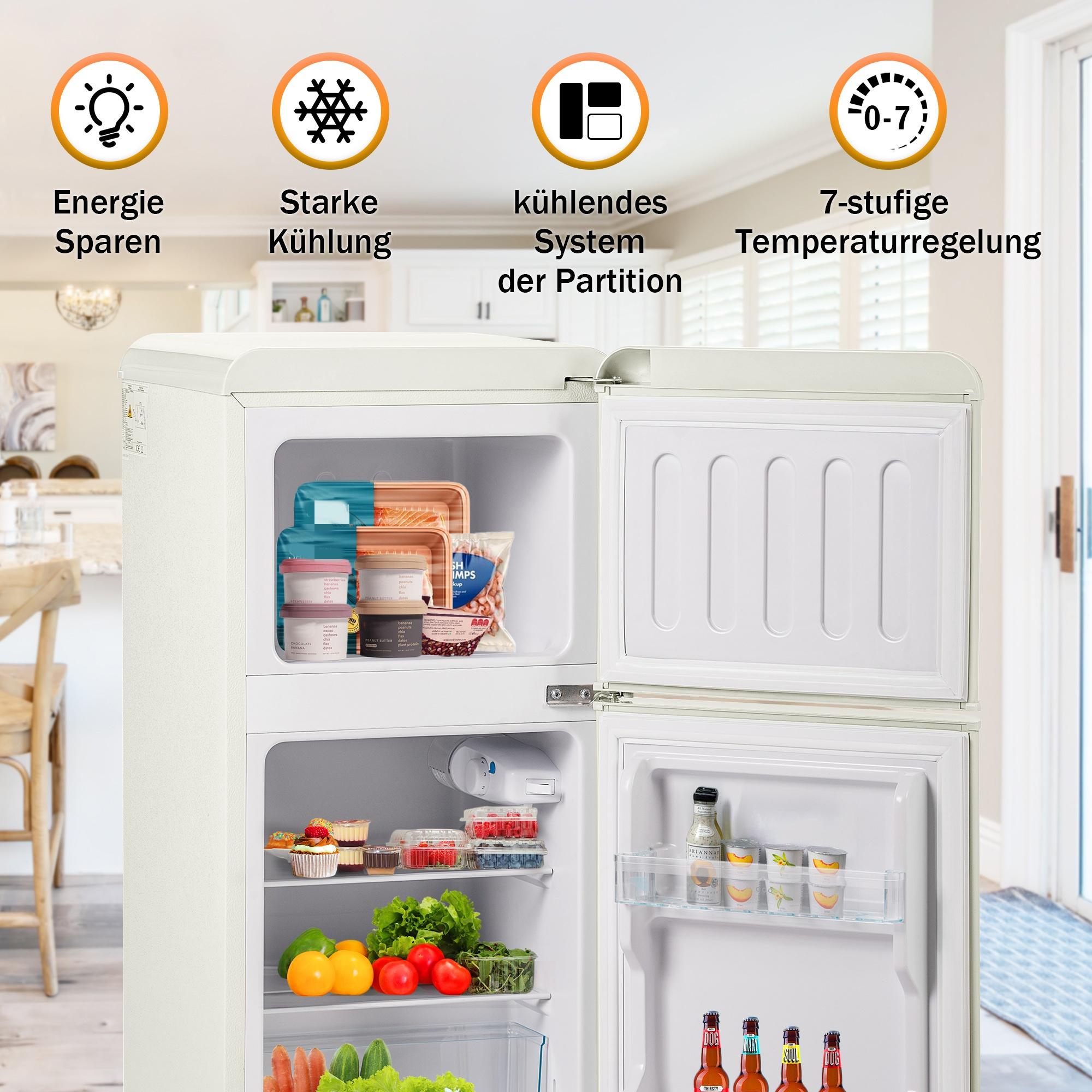 Geöffneter Kühlschrank mit Essen und Getränken, verschiedene Behälter.