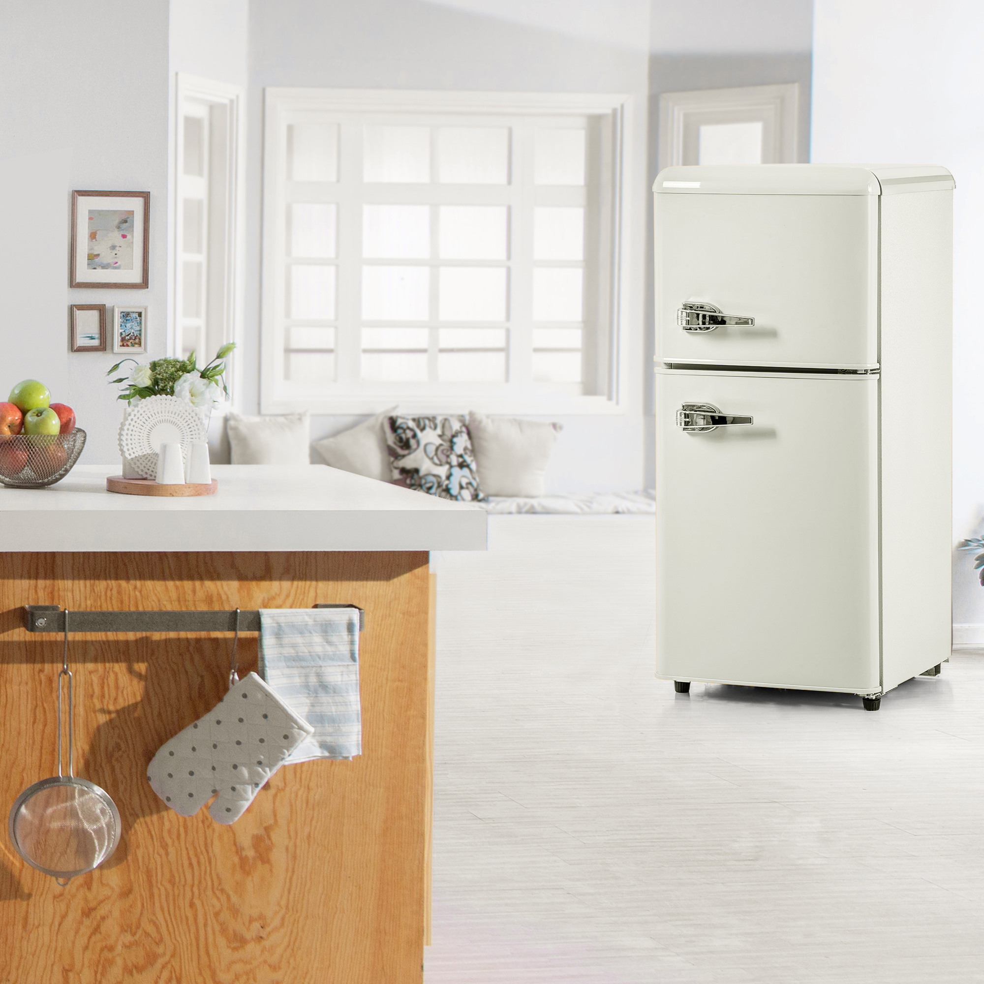 Küche mit weißem Kühlschrank, Holztresen und verschiedenen Gegenständen.