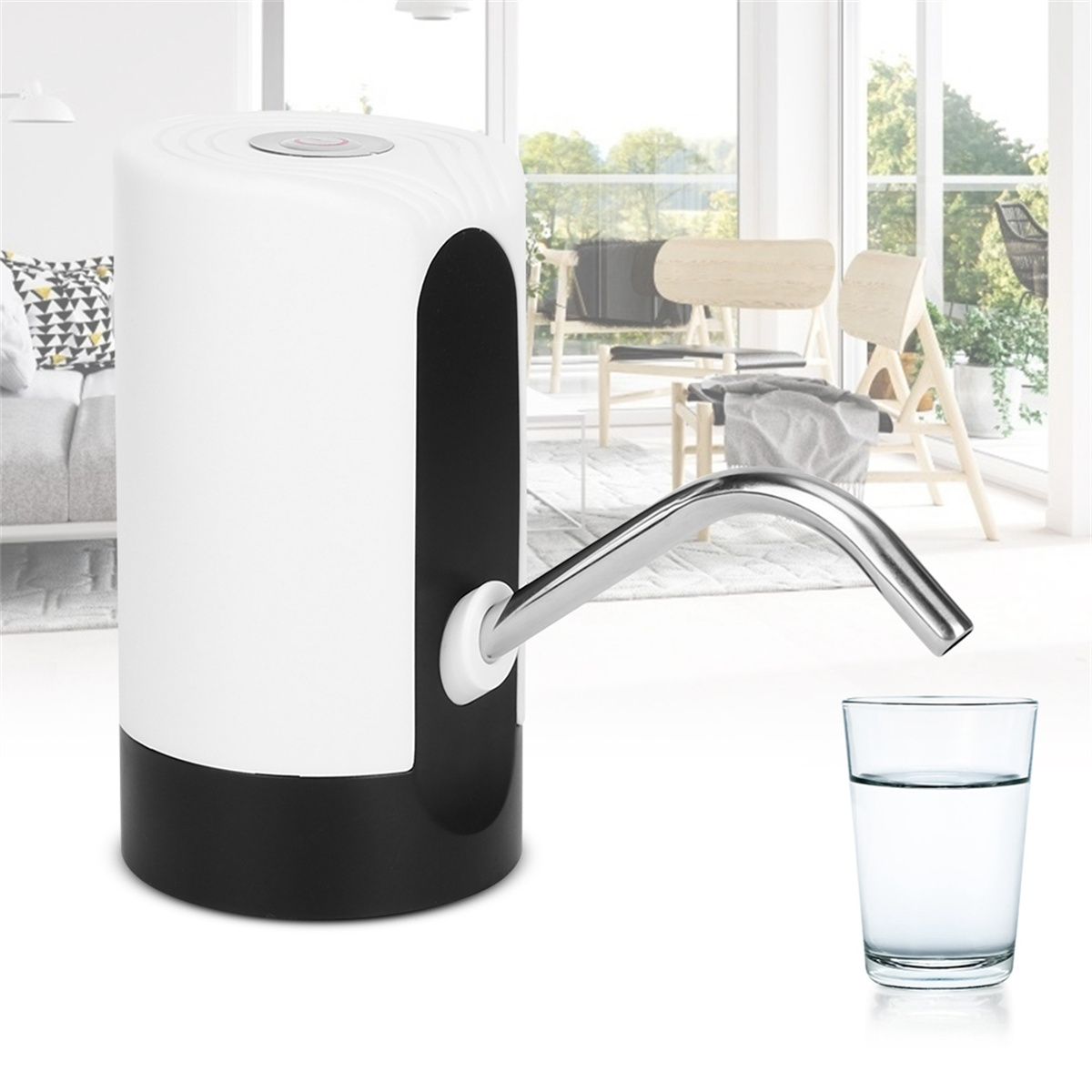 Ein weißer und schwarzer Wasserspender neben einem Glas Wasser.